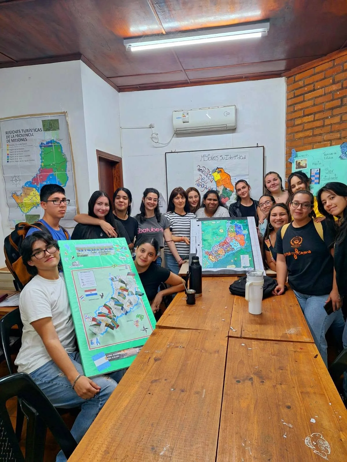 Estudiantes de CESMI presentando proyectos